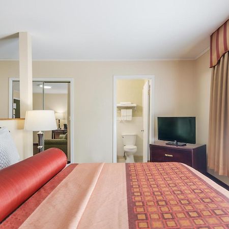 Rodeway Inn Weedsport Exteriör bild