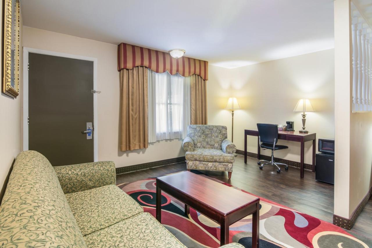 Rodeway Inn Weedsport Exteriör bild