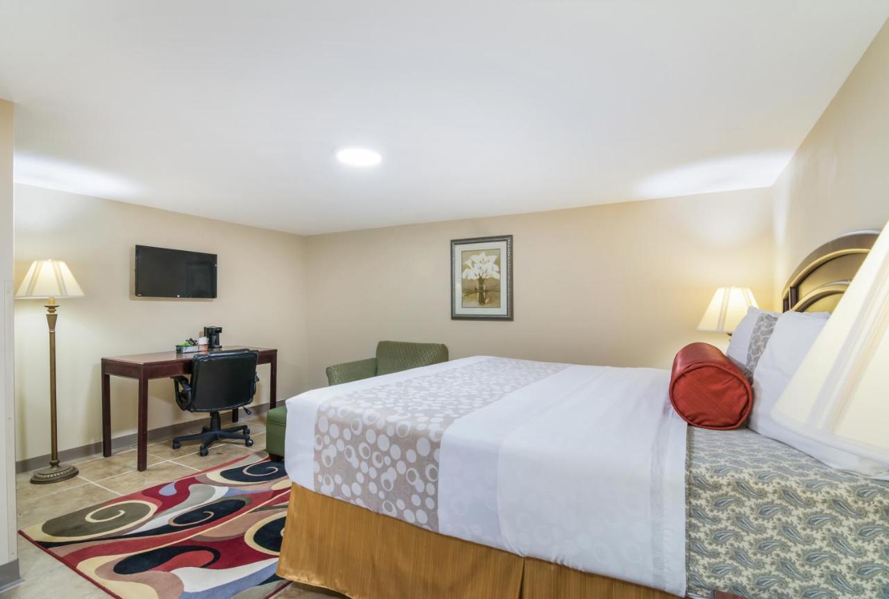Rodeway Inn Weedsport Exteriör bild