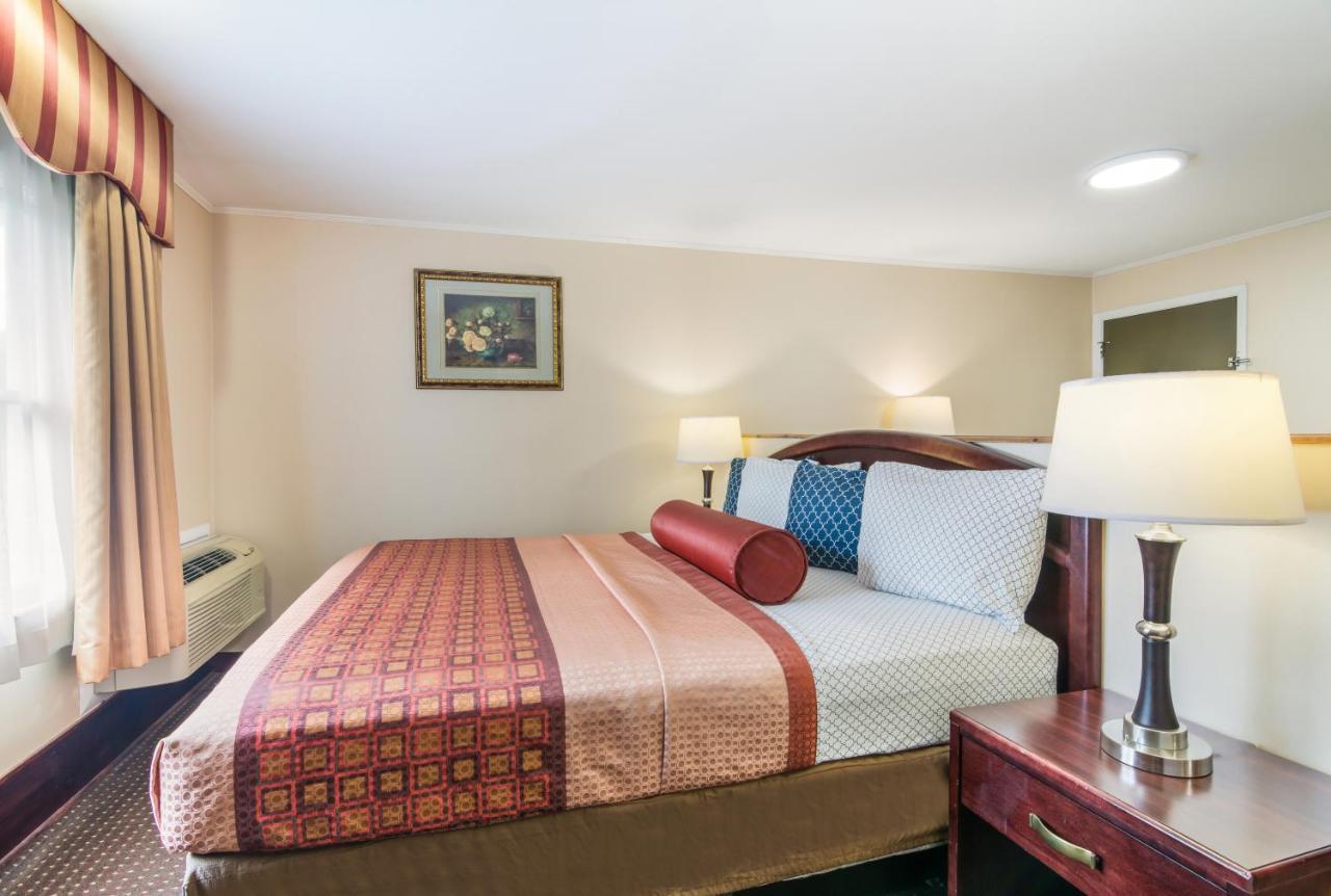 Rodeway Inn Weedsport Exteriör bild
