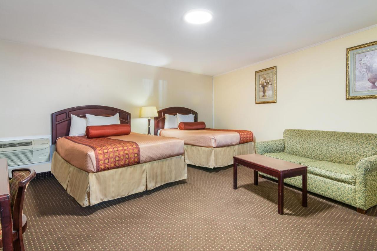 Rodeway Inn Weedsport Exteriör bild