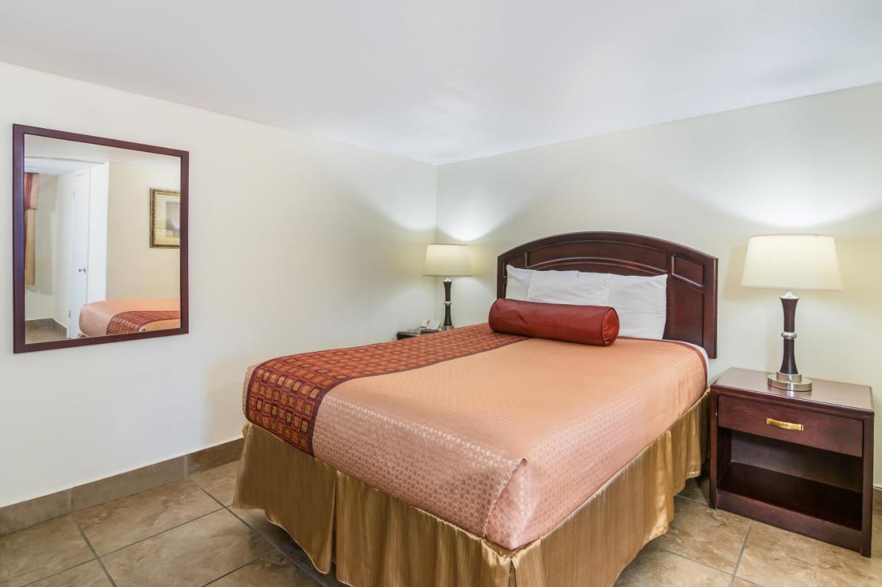 Rodeway Inn Weedsport Exteriör bild
