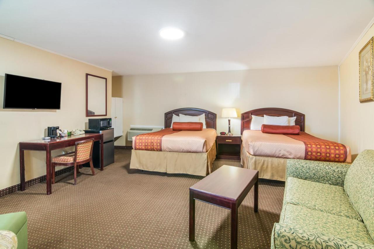 Rodeway Inn Weedsport Exteriör bild