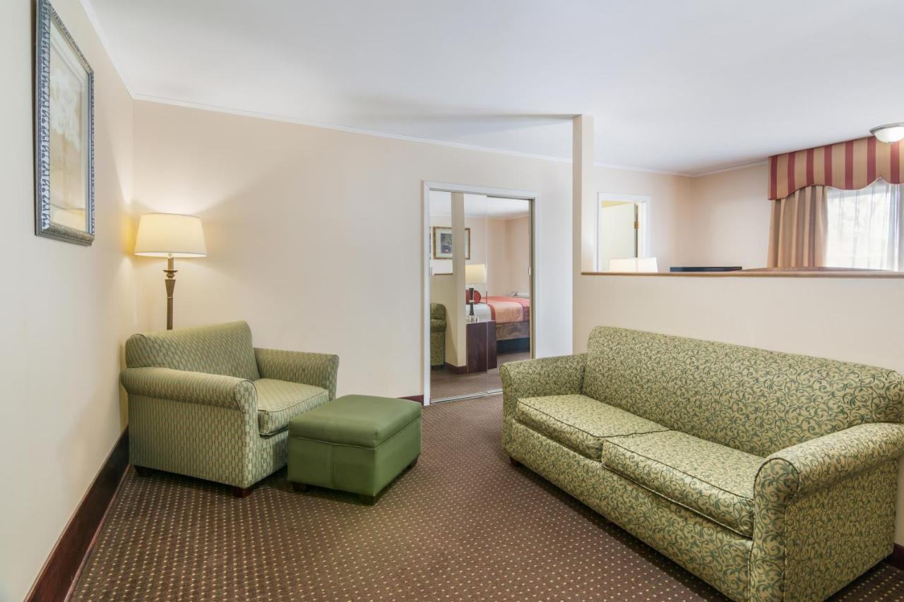 Rodeway Inn Weedsport Exteriör bild
