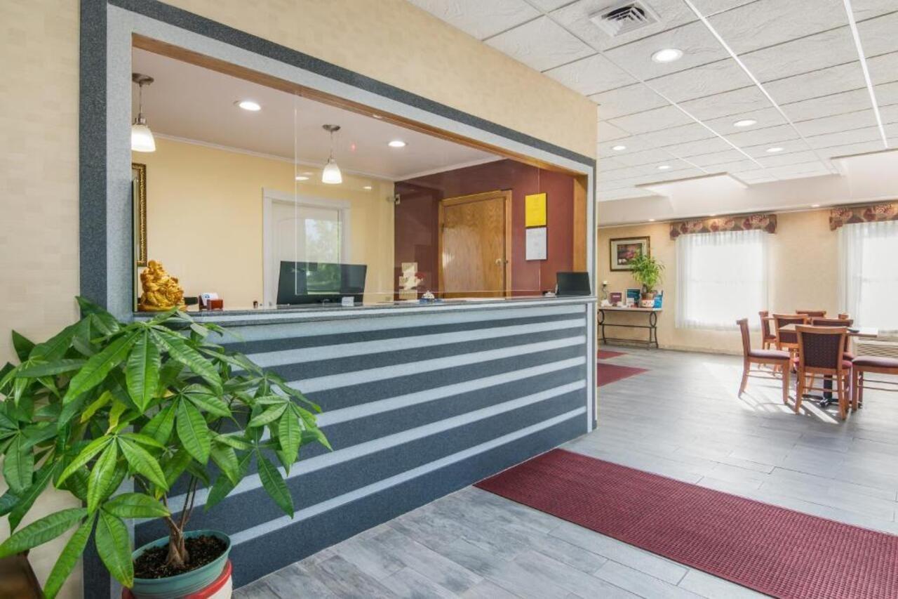 Rodeway Inn Weedsport Exteriör bild