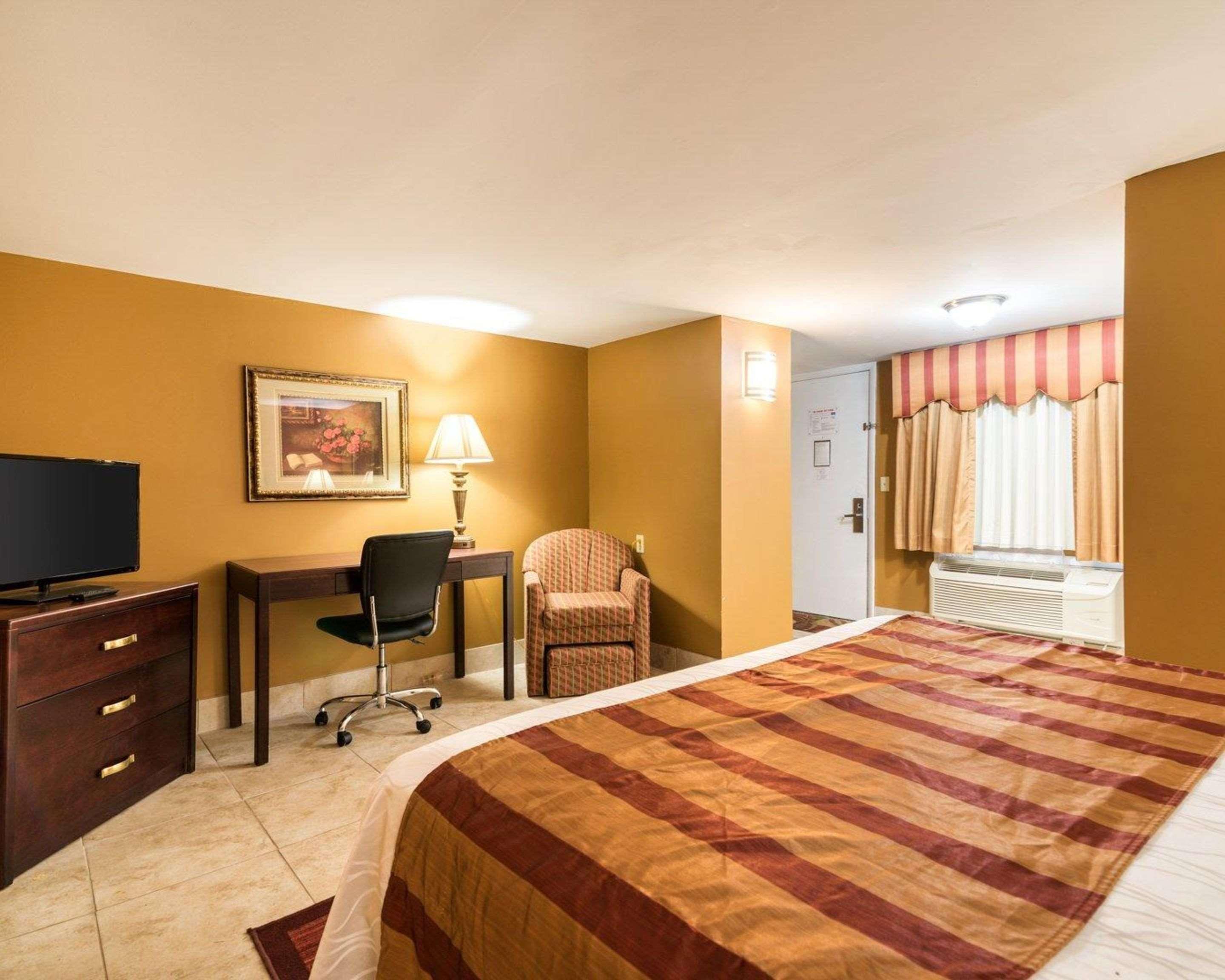 Rodeway Inn Weedsport Exteriör bild