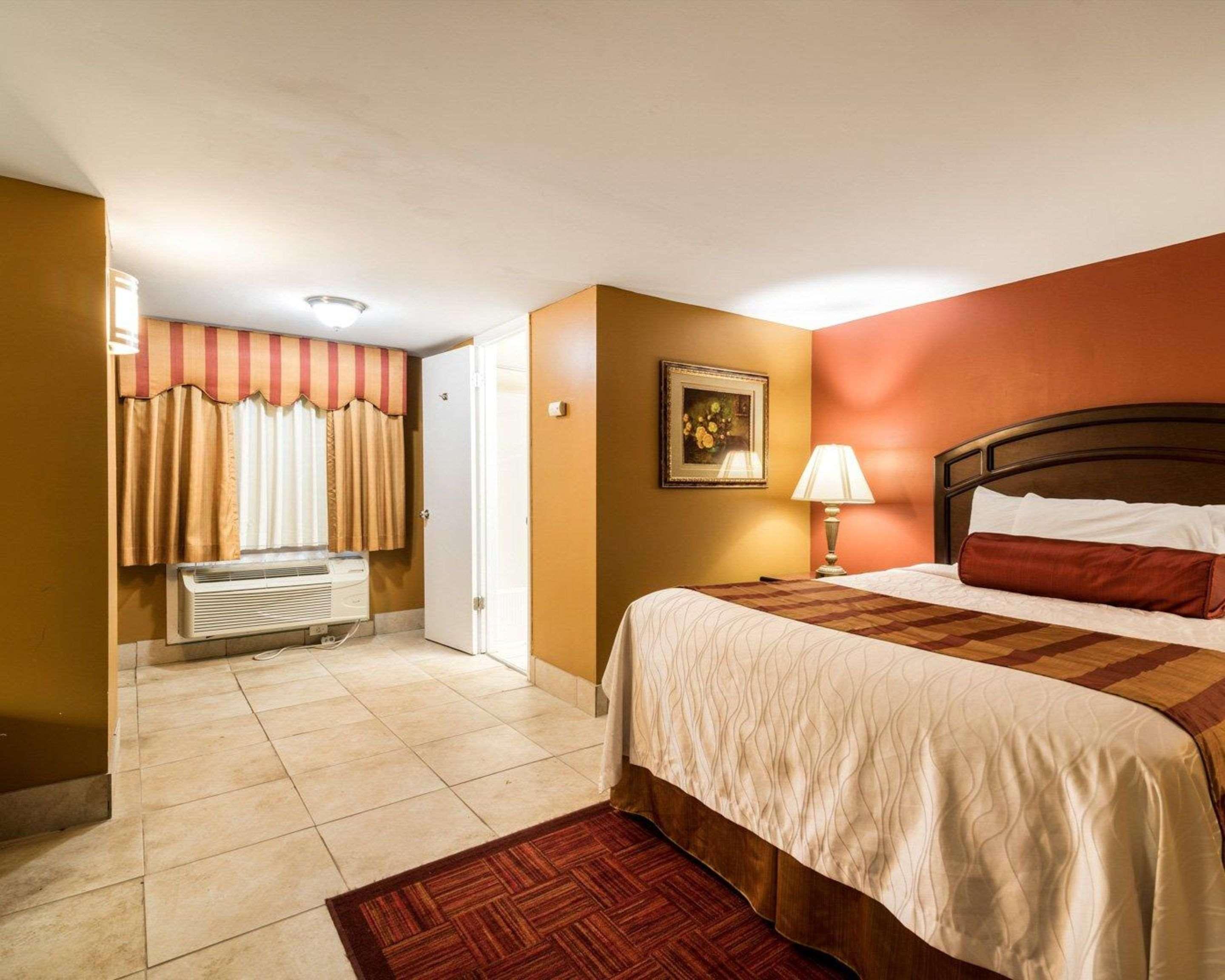 Rodeway Inn Weedsport Exteriör bild