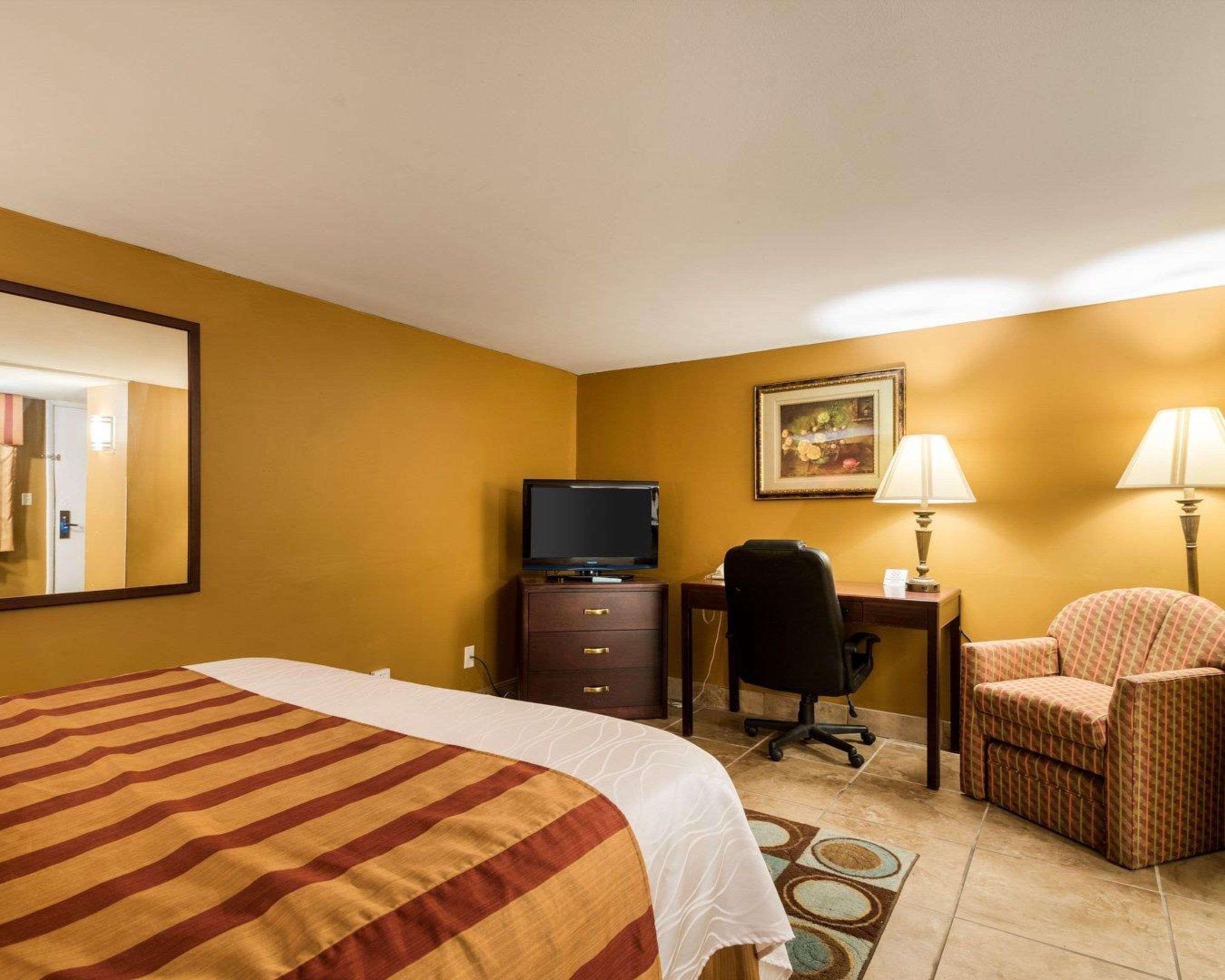 Rodeway Inn Weedsport Exteriör bild