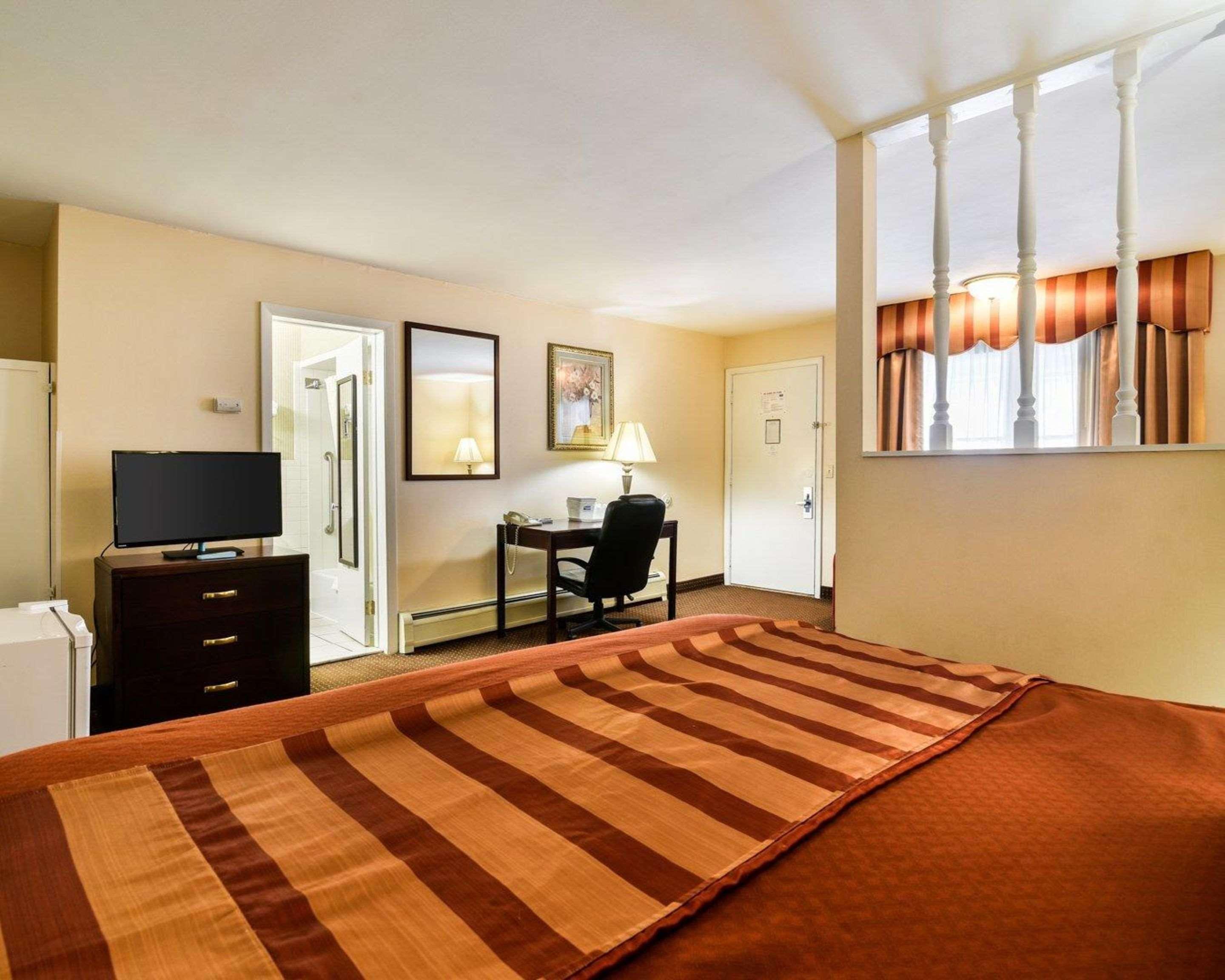 Rodeway Inn Weedsport Exteriör bild