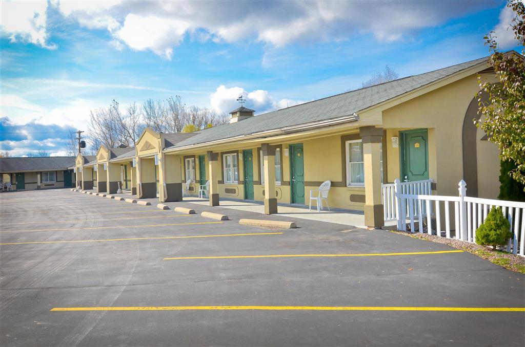 Rodeway Inn Weedsport Exteriör bild