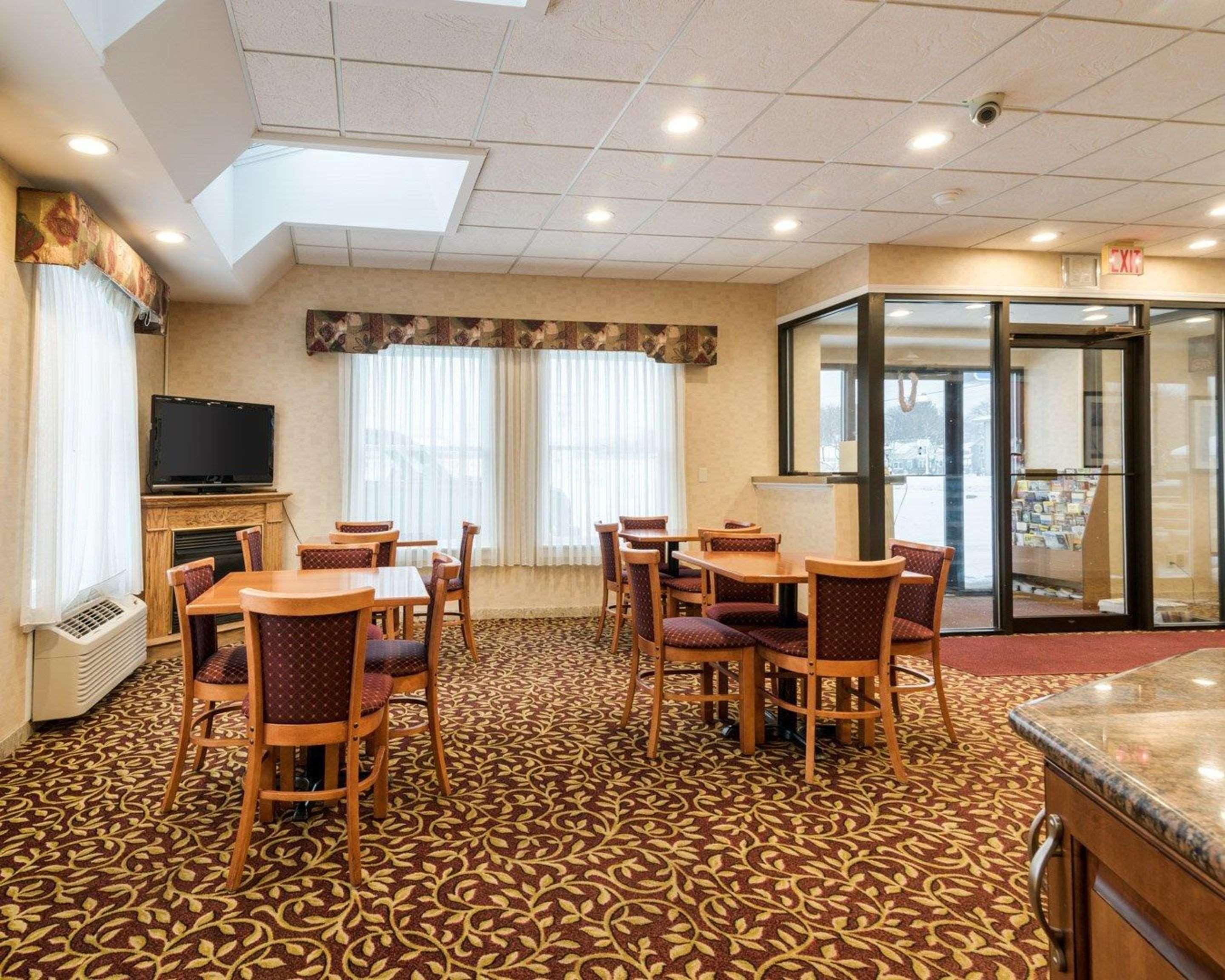 Rodeway Inn Weedsport Exteriör bild