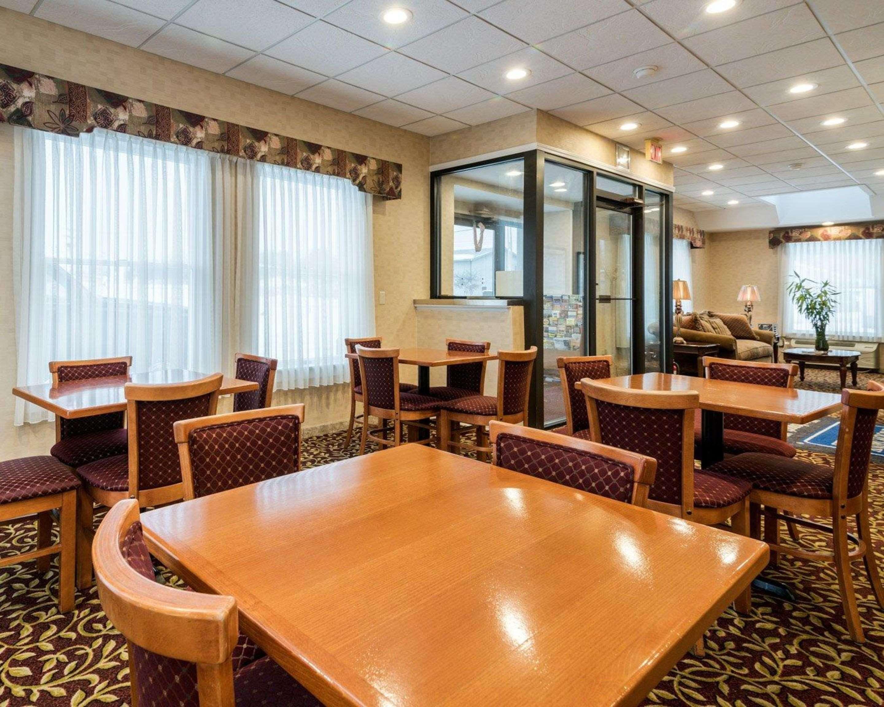Rodeway Inn Weedsport Exteriör bild
